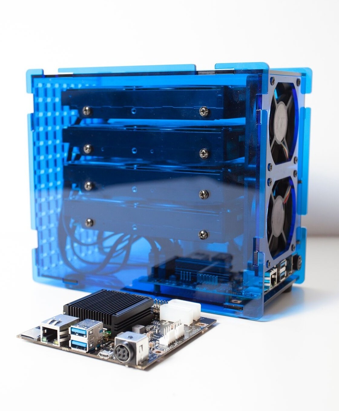 https://kobol.io/helios4/img/helios4_board_and_case.jpg